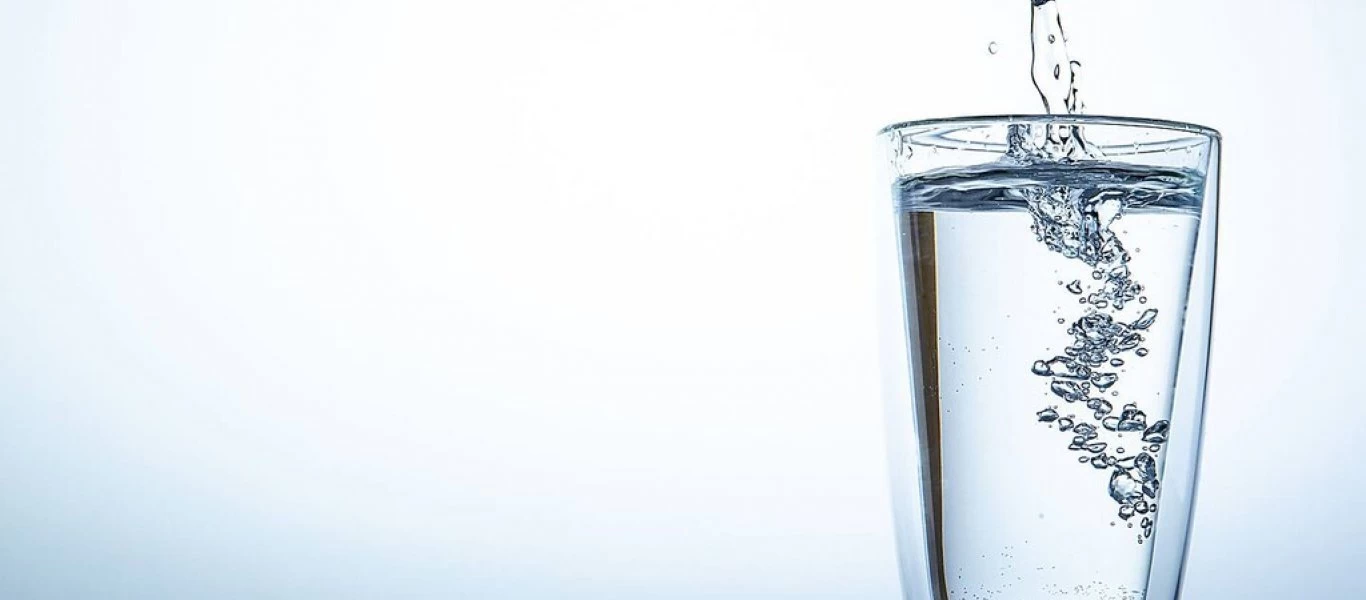 Δείτε τι θα συμβεί στο σώμα σας αν πίνετε νερό με άδειο στομάχι μόλις ξυπνάτε